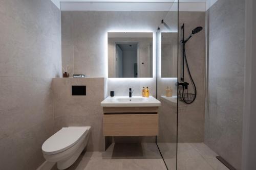 派尔努Bob W Pärnu的浴室配有卫生间、盥洗盆和淋浴。