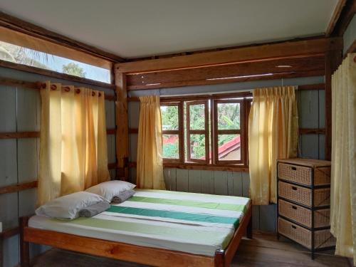 马德望O'hamok family的一间卧室设有一张床和一个窗口