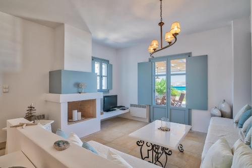 安迪帕罗斯岛Villa Afroditi的客厅配有沙发和桌子
