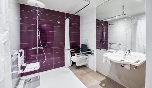 斯图加特Premier Inn Stuttgart City Europaviertel的一间带水槽、淋浴和卫生间的浴室