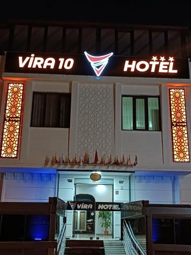 GönenVİRA10 HOTEL的维瓦酒店,旁边标有标志