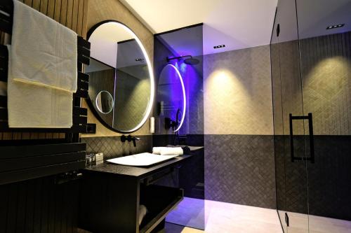 帕尔奇内斯B&B Boutique Hotel Burgund的一间带水槽和镜子的浴室