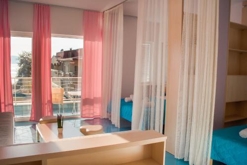 奥赫里德米娜别墅酒店的客房设有书桌和窗户。