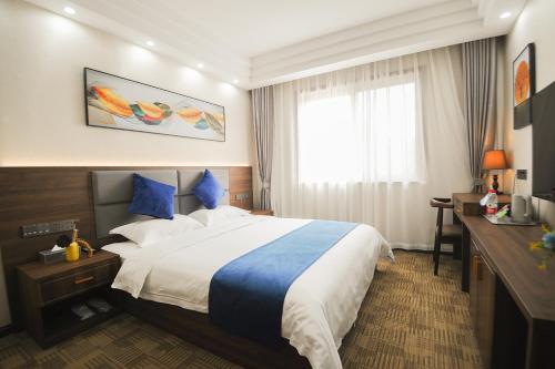 涪陵重庆建峰宾馆的一间设有大床和窗户的酒店客房