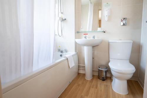 SibsonMillers Hotel by Greene King Inns的白色的浴室设有卫生间和水槽。