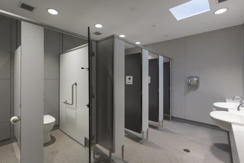 弗里曼特YHA Fremantle Prison的浴室设有卫生间、两个盥洗盆和镜子。