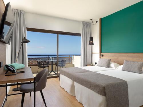 拉克鲁斯FERGUS Puerto de la Cruz的酒店客房设有两张床,享有海景。
