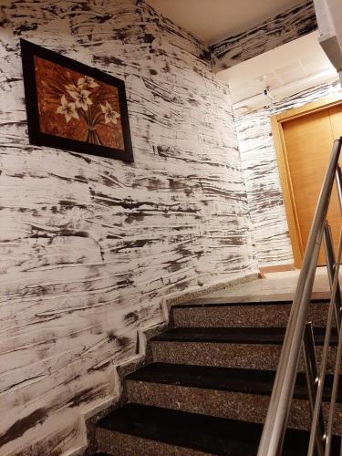 卡尔斯Hotel Kafkasya的楼梯,墙上挂着一幅画