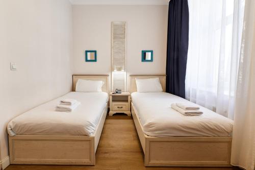 里加Stabu Sēta Residence的带窗户的客房内设有两张单人床。