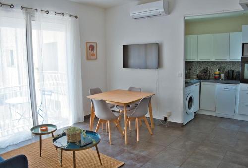 尼斯Cosy studio à 2 pas de la plage的厨房以及带桌椅的用餐室。