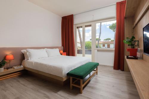 马尔米堡La Serena Hotel FDM的一间卧室设有一张床和一个大窗户