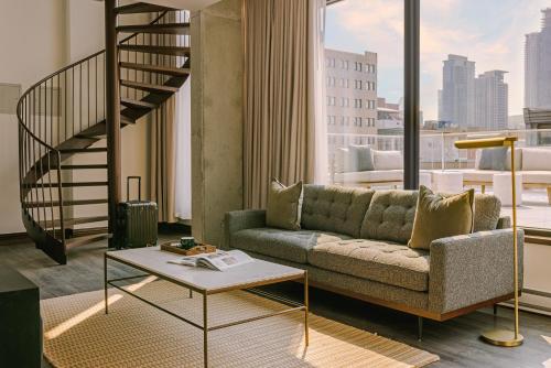 蒙特利尔Sonder Lambert的带沙发和楼梯间的客厅