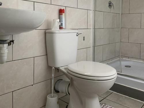 伊丽莎白港Kingsworth inn Port Elizabeth的浴室配有卫生间、盥洗盆和浴缸。