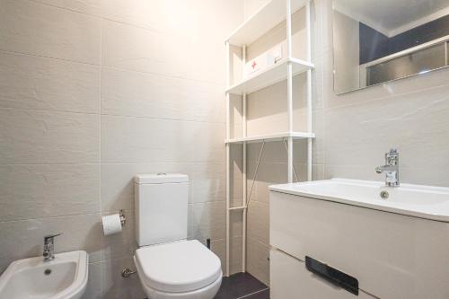 阿尔布费拉Jcmar Apartments - 100 m from the beach - free wifi - by bedzy的白色的浴室设有卫生间和水槽。