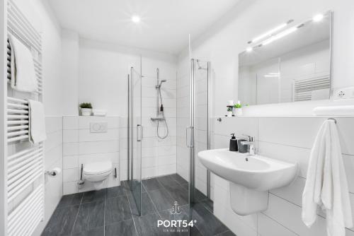 达普Meerzeit Damp的白色的浴室设有水槽和淋浴。