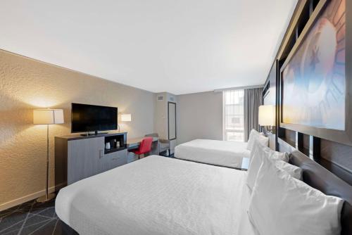 奥斯汀华美达 - 奥斯汀中央酒店的酒店客房设有两张床和一台平面电视。