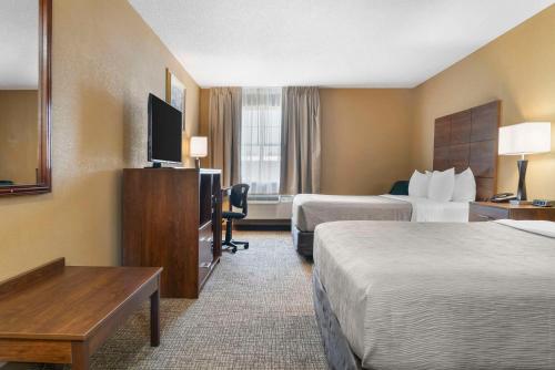 马尼斯蒂克Quality Inn & Suites的酒店客房设有两张床和一台平面电视。