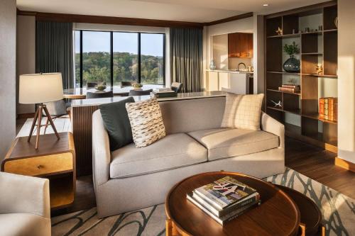 克拉尔维尔科勒尔维尔会议中心万豪酒店的客厅配有沙发和桌子
