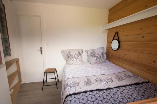 蒂涅Tignes - Appartement rénové pied des pistes的一间卧室配有一张带木制床头板的床