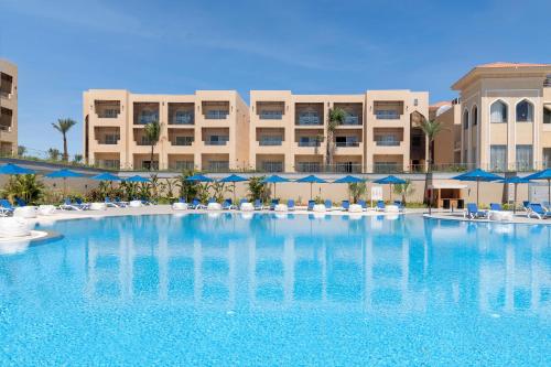 沙姆沙伊赫Cleopatra Luxury Resort Sharm - Adults Only 16 years plus的酒店前方的大型游泳池