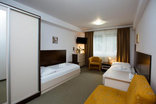科马尔诺立托维尔酒店的酒店客房设有床和窗户。