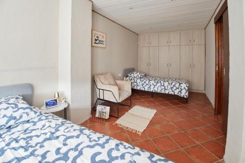米卢斯L'Alsacien Artiste - Art - Moderne - Wifi - Netflix的一间卧室配有一张床和一把椅子
