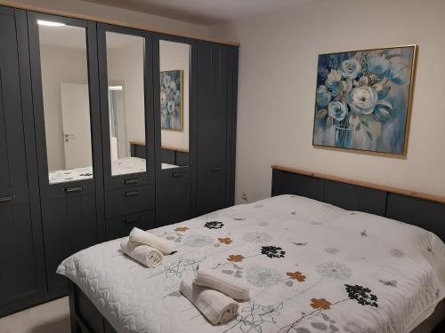 卡赞勒克Апартамент ДОРА的一间卧室配有一张大床和镜子