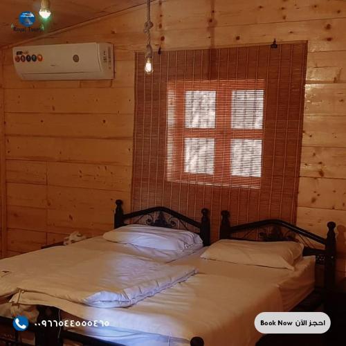 乌姆莱季Royal Tours Cottages的小木屋内一间卧室,配有一张床