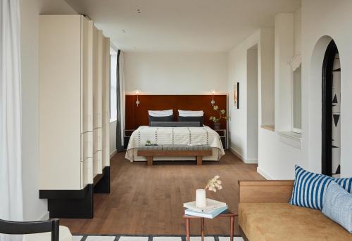 鹿特丹Morgan & Mees Rotterdam的酒店客房,配有床和沙发