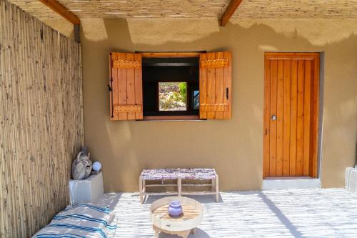 加夫多斯岛Exoristoi Nature Suites的一间设有桌子和窗户的客房