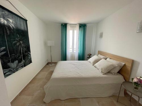 马赛Endoume mon amour的一间卧室设有一张床和一个大窗户