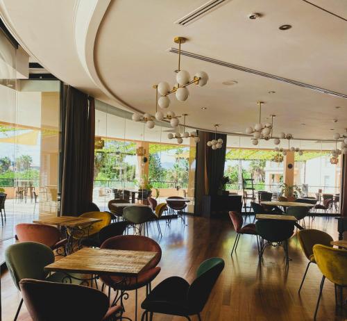 阿利坎特阿利坎特高尔夫酒店的用餐室设有桌椅和窗户。
