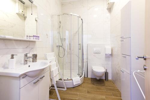 杜布罗夫尼克Apartments Ragusa Palace 1 Djardin的带淋浴、盥洗盆和卫生间的浴室