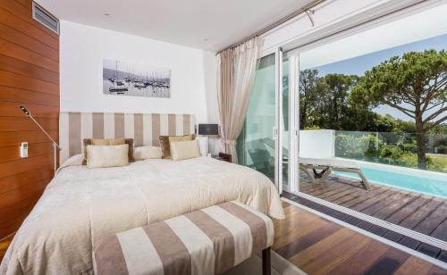 韦尔都勒博Sunny Lounge Apartment的一间卧室设有一张床和一个大窗户