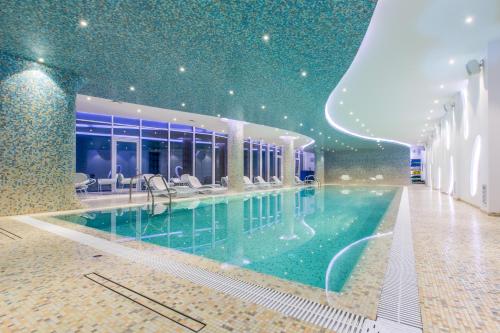 敖德萨卡多尔度假酒店的一座带天花板的大型游泳池
