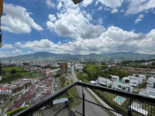 多斯克布拉达斯Mirador de La Pradera的阳台享有城市美景。