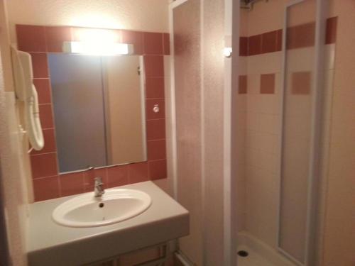 奥吕莱班凯萨斯3号公寓的浴室配有盥洗盆和带镜子的淋浴
