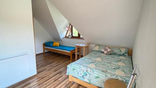 SkrzypnePokoje u Pająków的小房间设有一张床和一把椅子