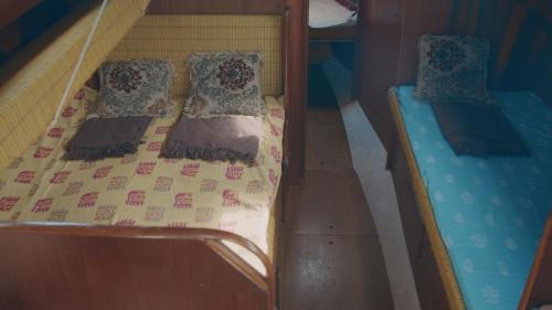 奈达Jachta Varuna的双层床配有枕头和床单