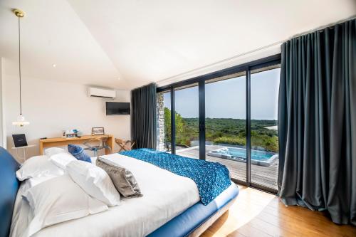 博尼法乔维森马奎斯圣马扎酒店的一间卧室设有一张床和一个大窗户