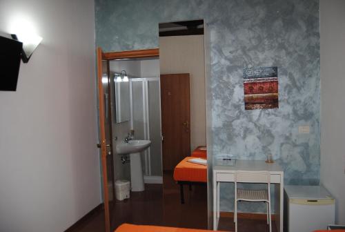 GuardialfieraHotel Ristorante Solelago的一间带水槽和镜子的小浴室
