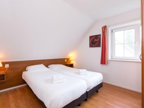 海伦多伦Nice holiday home in Hellendoorn with terrace的小型客房 - 带2张床和窗户