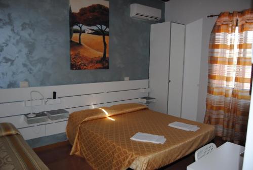 GuardialfieraHotel Ristorante Solelago的小房间设有床和水槽