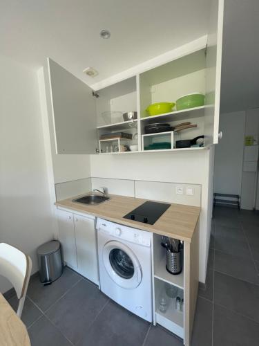 圣艾蒂安迪鲁夫赖Studio meuble Kenaya 29m2.的厨房配有洗衣机和水槽