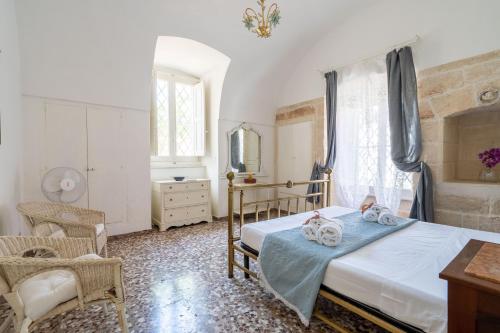 莫诺波利Villa Boschetti Apartments的一间卧室配有一张床、一把椅子和镜子