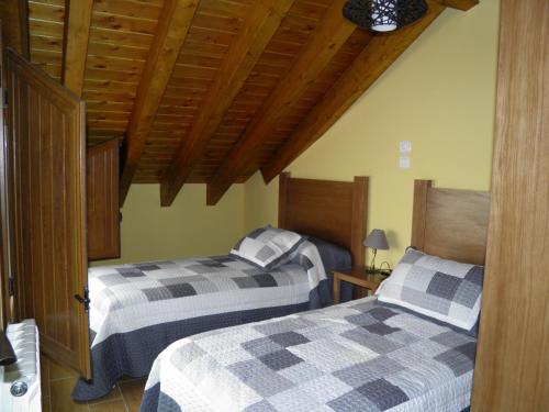 佩纳菲尔Apartamentos Turísticos Peñafiel的卧室内两张并排的床
