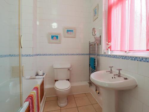 莫克姆382 on the Bay的浴室配有白色卫生间和盥洗盆。