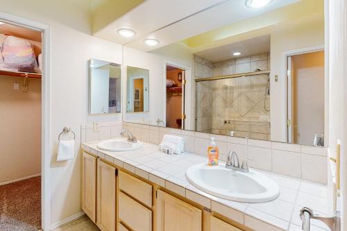 土桑Tucson National #8689的一间带两个盥洗盆和大镜子的浴室