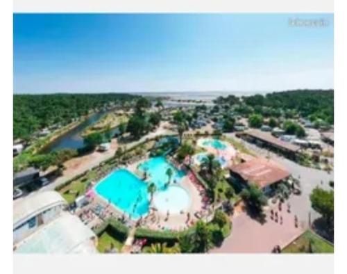 雷日卡普费雷sweet mobil-home的享有带游泳池的度假村的空中景致