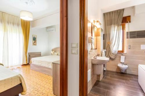 桑吉内托Luna e stelle的酒店客房设有床、水槽和浴室